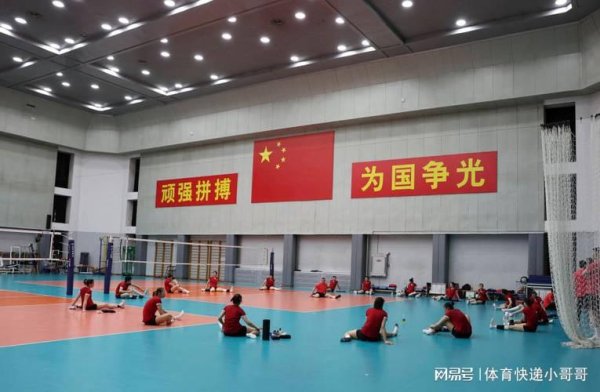 真牛所 爹不疼妈不爱，中国女排面对双重打击，主帅赵勇尴尬了
