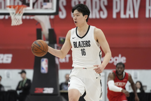 秦安配资 杨瀚森4战43+20+15+9帽：首次得分未上双却更显全能 率队4战3胜