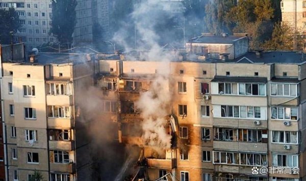 亿鑫网 俄无人机袭击乌克兰建筑 碎片四溅 乌多地遭大规模空袭